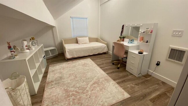 Building Photo - Charming 4BR House in Miami