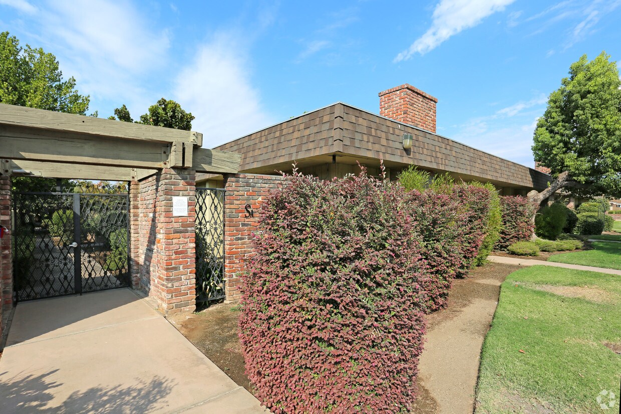 Building Photo - 6060 N Maroa Ave