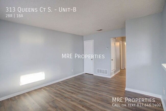 Foto del edificio - 313 Queens Ct S