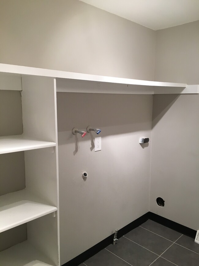 Washer/Dryer Hook ups - 4860 Garrison St