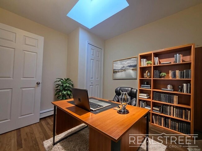 Building Photo - Spacious 2-3 Bed, 2 Bath Apartment with In...