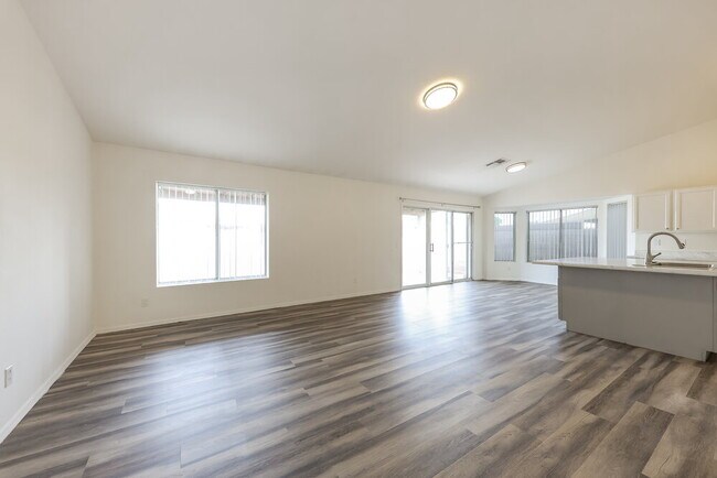 Building Photo - 252 W Wahalla Ln