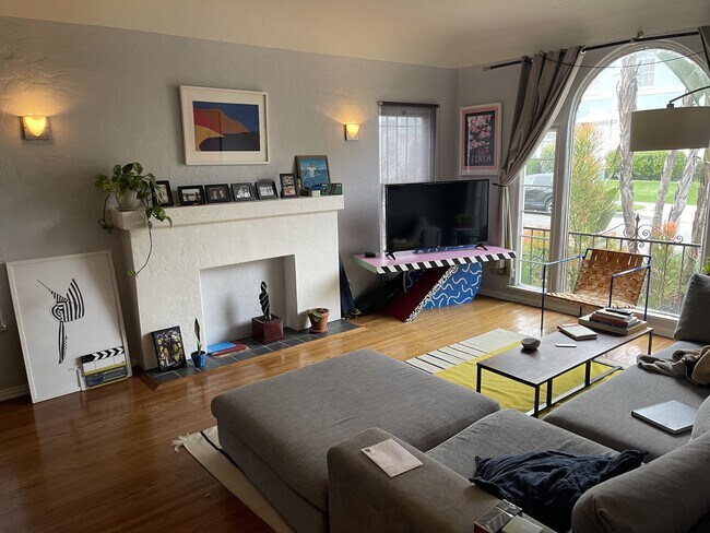 Sala de estar - 325 N Gardner St