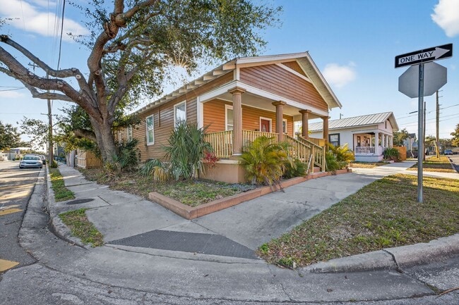 Building Photo - Updated Tampa Home – Prime Central Location 4 Beds - 2 Baths!