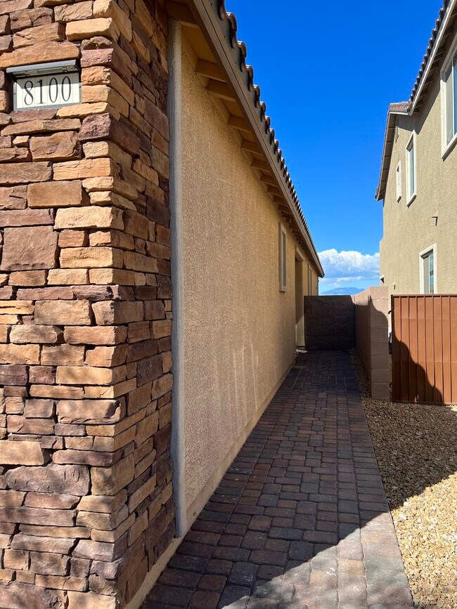 Building Photo - 8100 Nottingham Hill Ln