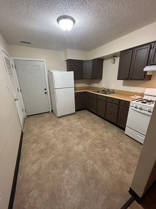 Building Photo - East Side 2 BDRM Duplex