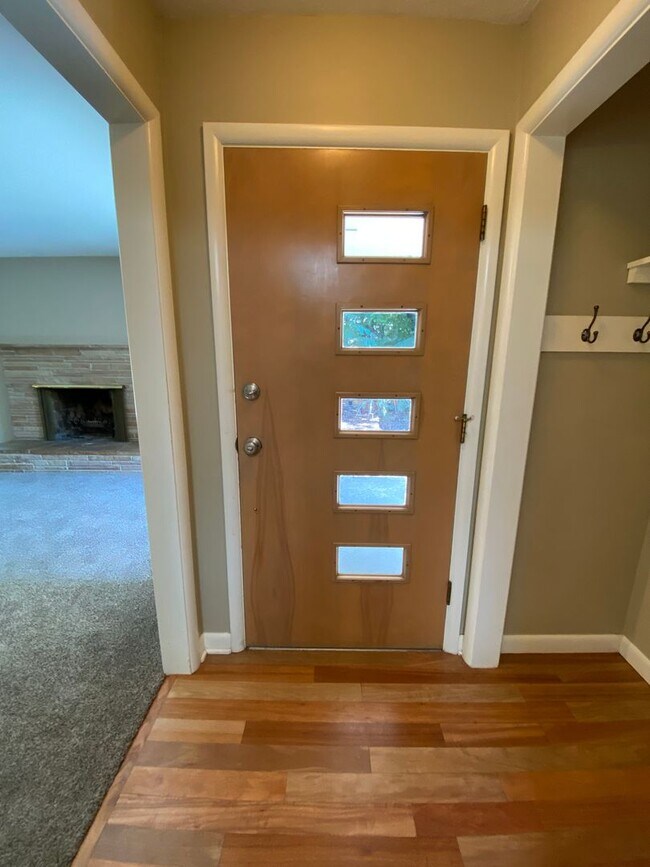 Building Photo - 4 Bedroom 2.5 bath on Central Rim minutes from downtown