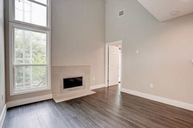 Foto del edificio - Stylish 2BD/2BA Two-Level Home with Firepl...