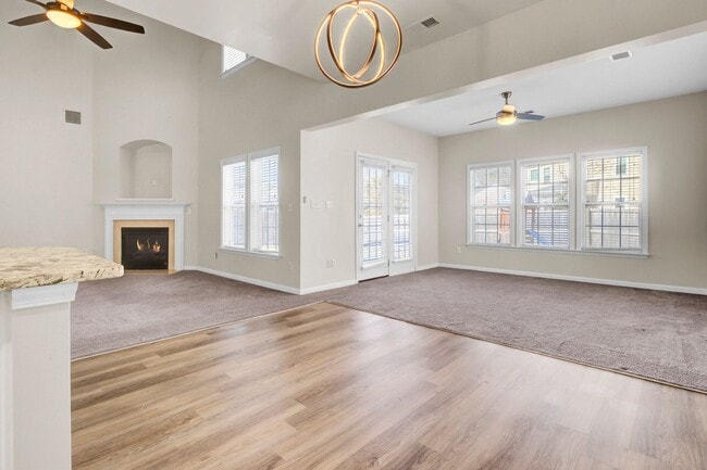 Foto del edificio - Spacious 5-Bedroom Rental with Dual Master...
