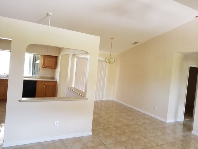Building Photo - 3/2/2 Pool home near Morningside