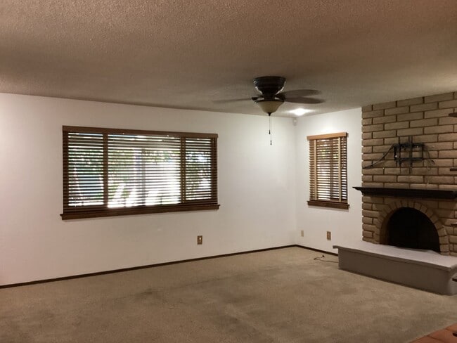 Building Photo - 1333 Pierce Dr