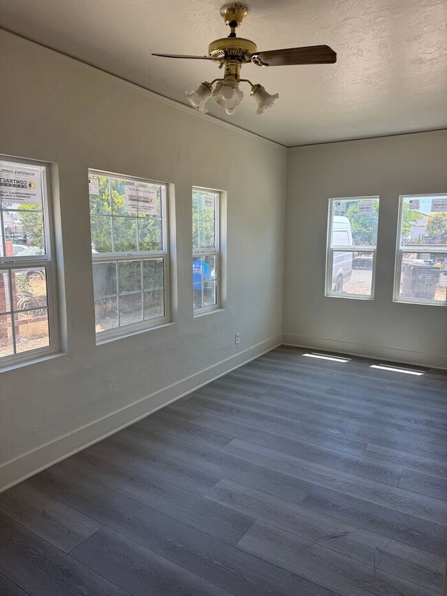 Building Photo - Charming 3-bedroom, 1-bath home featuring ...