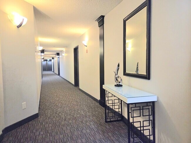 Photo du bâtiment - 10221-10111 111 St NW