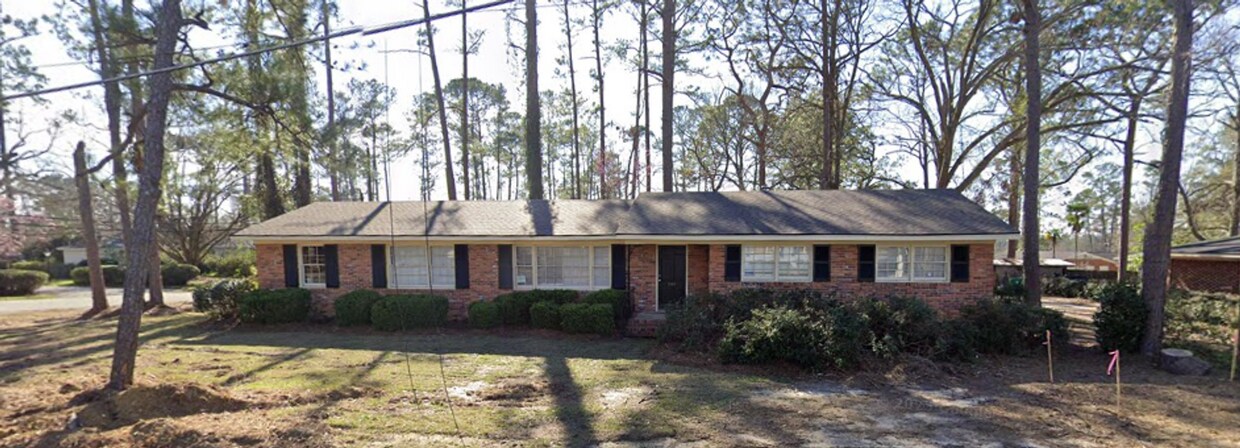 Foto principal - 1st Month Free! - Charming 3BR Home with Modern Finishes & Screened Porch – Near VSU!