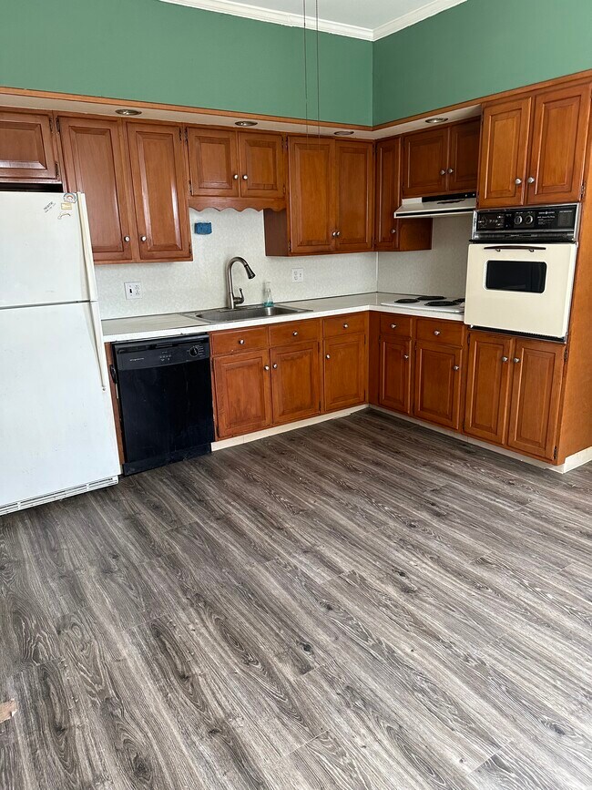 kitchen - 514 N Main St