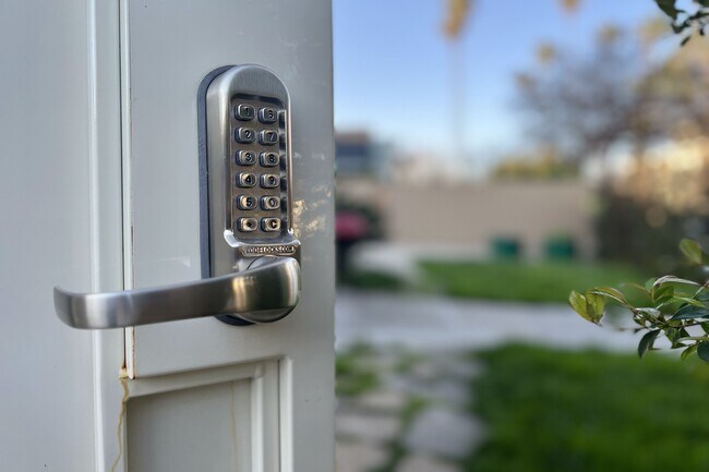 Foto del edificio - 815 N Hobart Blvd