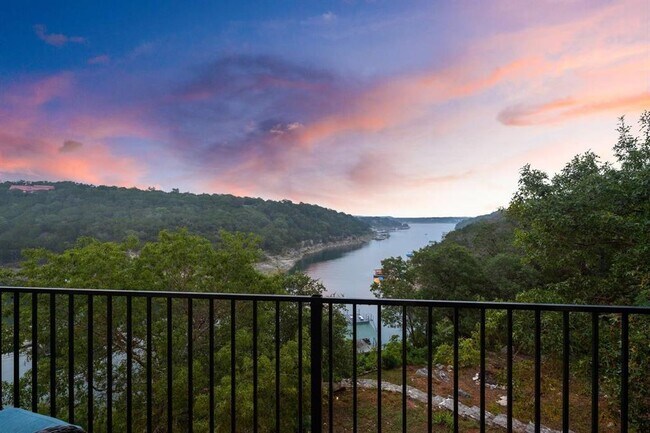 Foto del edificio - 3700 Hideaway Ln