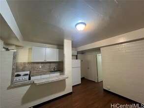 Building Photo - 215 Paoakalani Ave