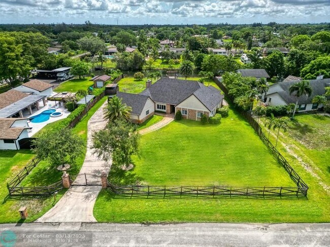 Foto del edificio - 4920 SW 170th Ave