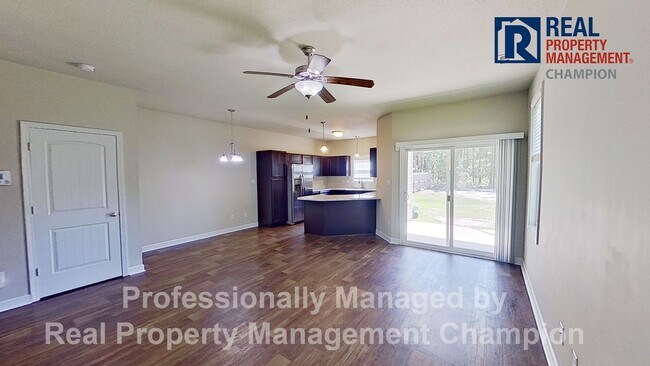 Foto del edificio - Beautiful Townhome with Open Floorplan and...