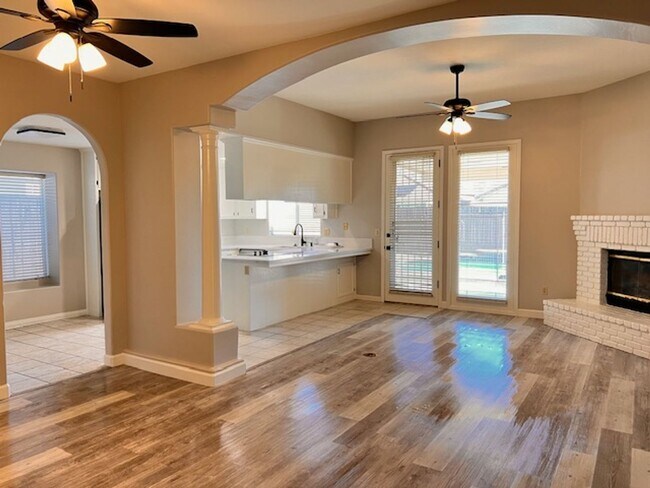 Building Photo - North West Bakersfield Home for Rent with Pool!