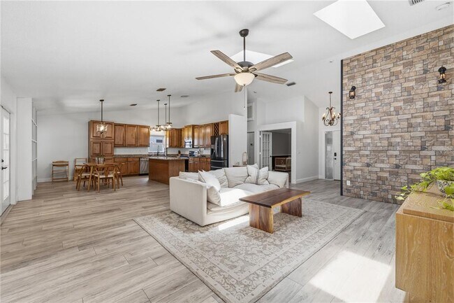 Building Photo - 1570 Club Dr