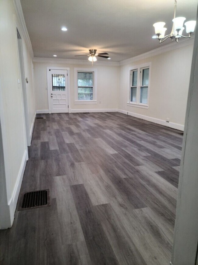 Building Photo - 3 bedroom/1.5 bathroom house