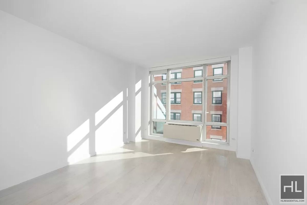 Primary Photo - Rare Availability! Super Bright 1 bedroom ...