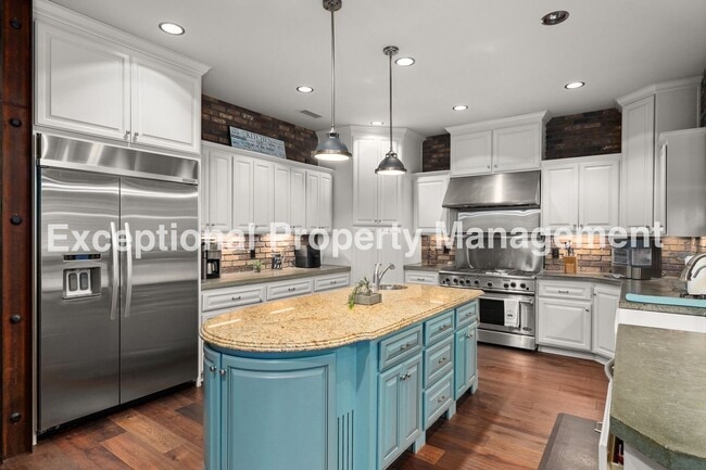 Building Photo - Amazing Executive Estate!