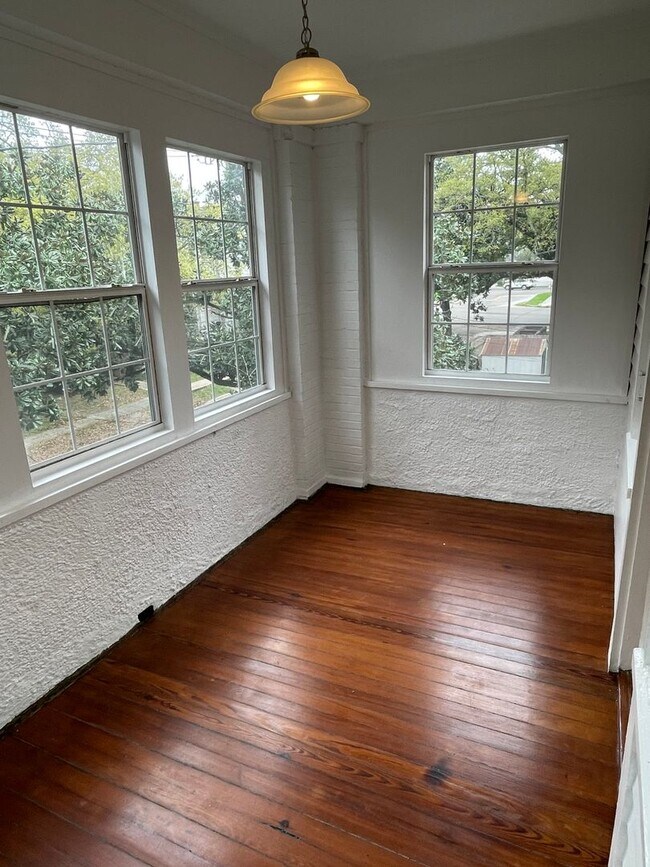 Foto del edificio - Huge 4BD/2.5BA with Sunroom and Backyard