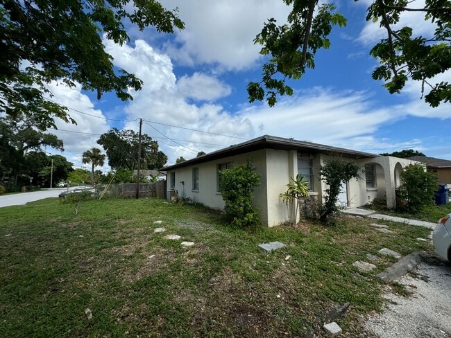 Building Photo - 4905-4907 Lake Hill Ct