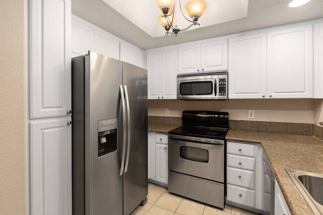 Building Photo - Beautiful Upgraded La Jolla Condo Now Avai...