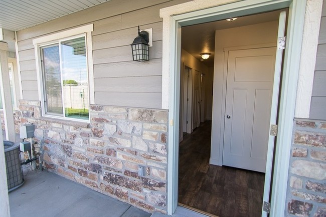 Building Photo - Gorgeous Townhome with Attached Garage!