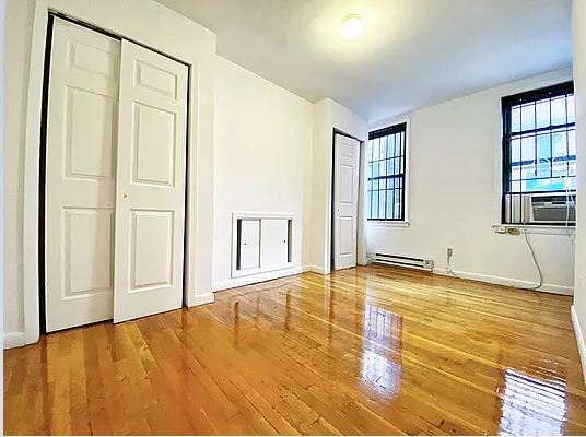 Primary Photo - 139 E 12th St