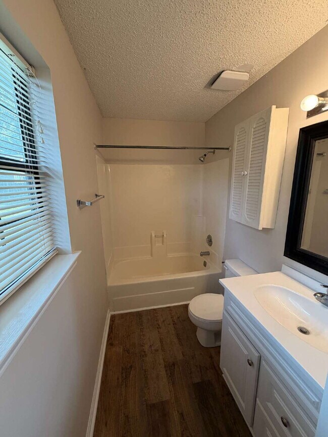 Foto del edificio - 2312 Creekwood Dr