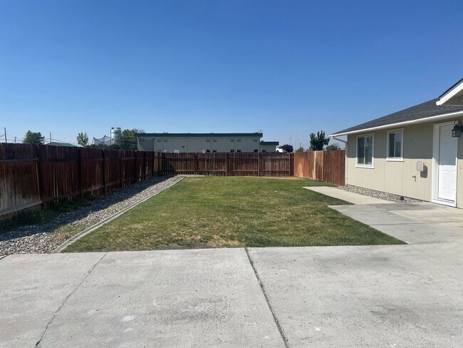 Foto del edificio - Cozy Home w/Private Backyard!