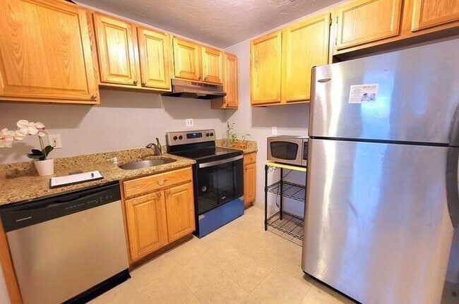 Building Photo - "Charming 1-Bedroom Condo at 17 Federal St...