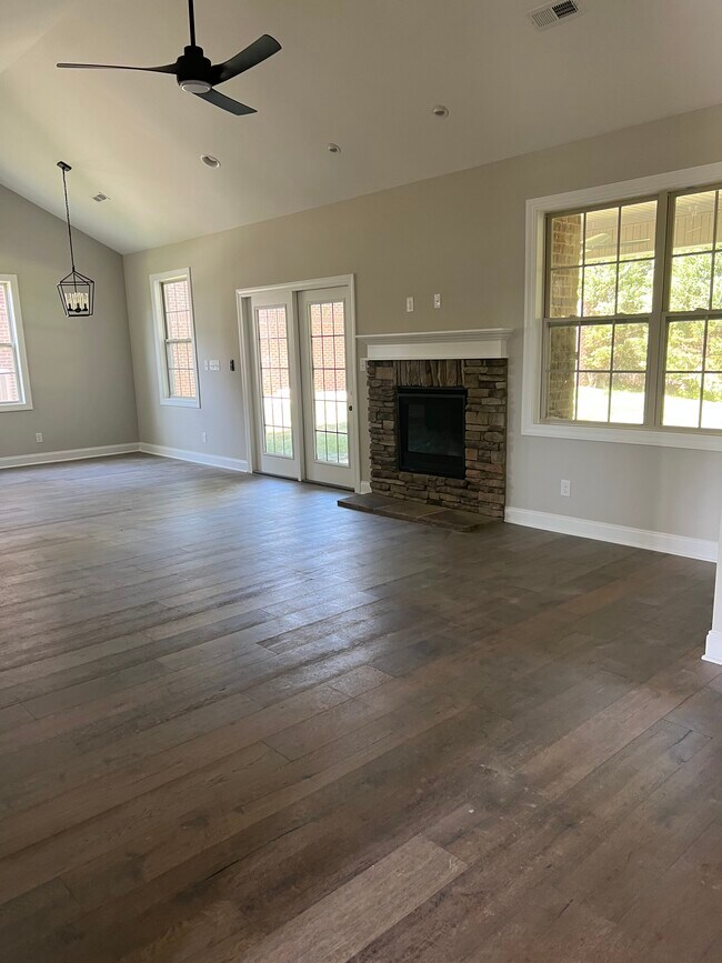 Building Photo - 1574 Tsuga Dr