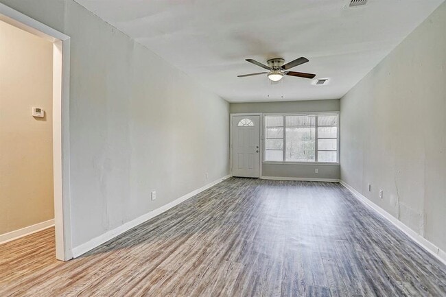 Building Photo - 9429 Clinton Dr