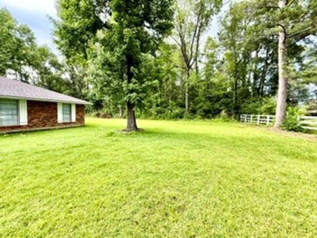 Building Photo - Quiet Country Living