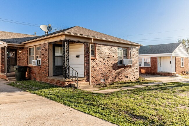 Photo - 1 Bed 1 Bath in Midwest City! House