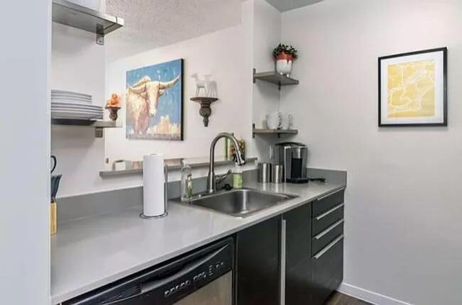 Foto del edificio - 1915 Fairlawn Ln