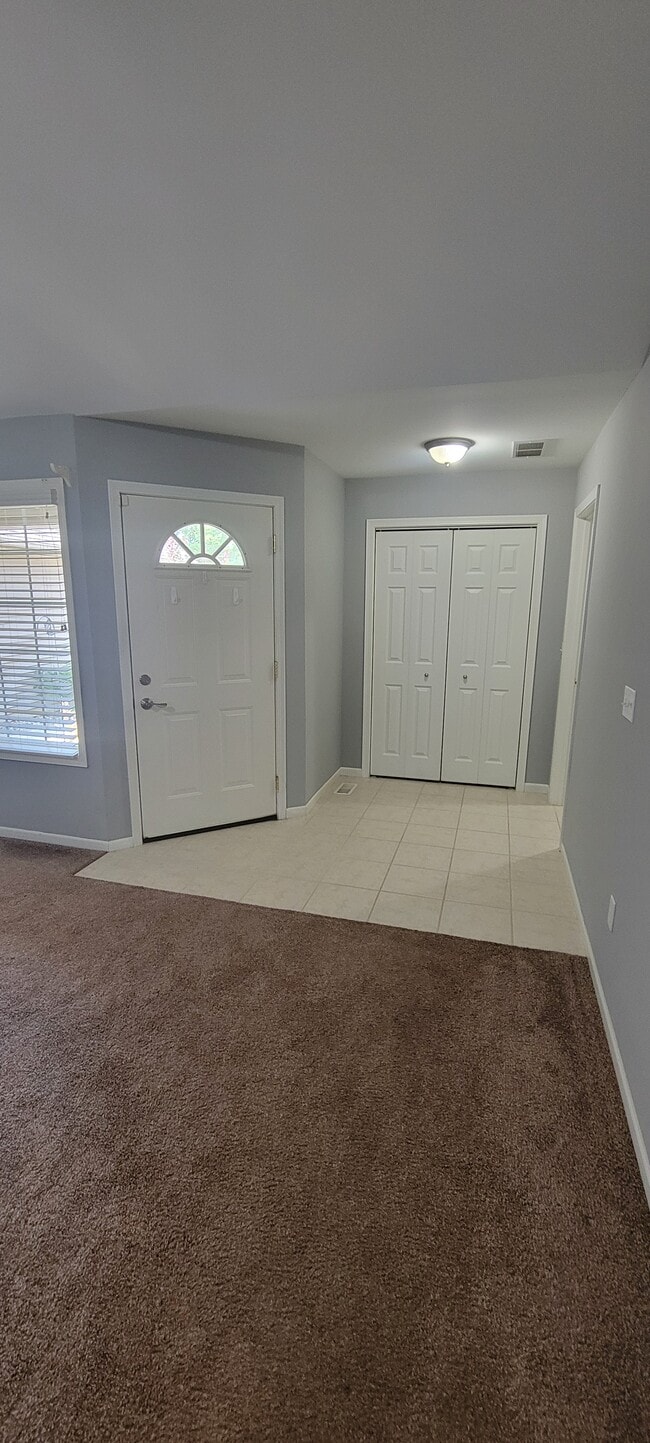 Entryway with large closet - 10371 Player St