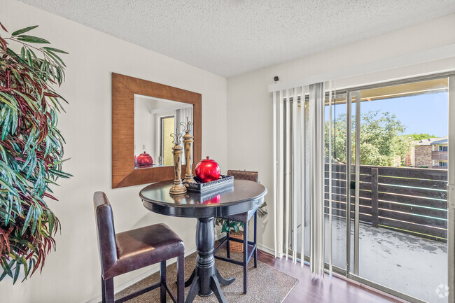 2BR, 2BA - 950SF Dining Room - Sunset Point Apartment Homes