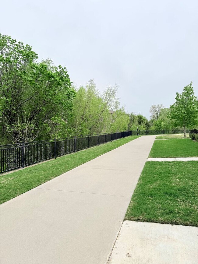 Foto del edificio - AVAILABLE NOW -Stunning 3-Bedroom Townhome Overlooking Greenbelt in Plano ISD 600 Collier Drive