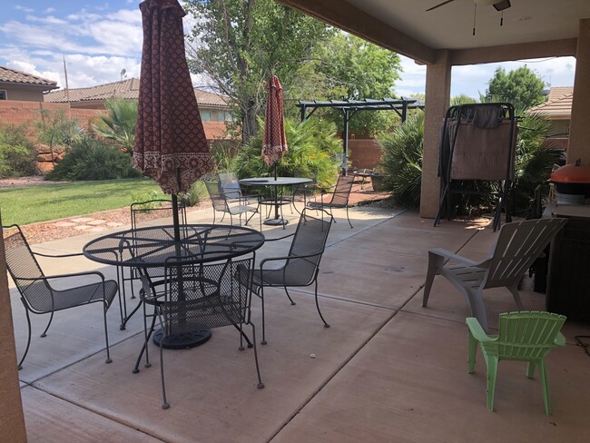 Fenced backyard and hot tub - 1806 N Dixie Downs Rd
