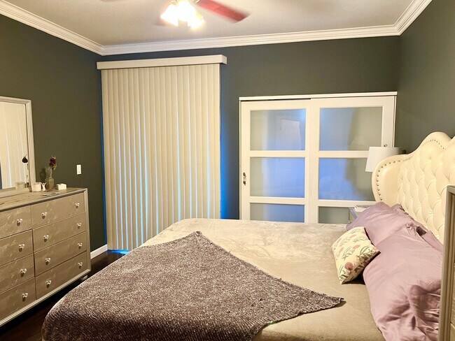 Foto del edificio - STUNNING UPDATED 1 BED / 1 BATH BILTMORE A...