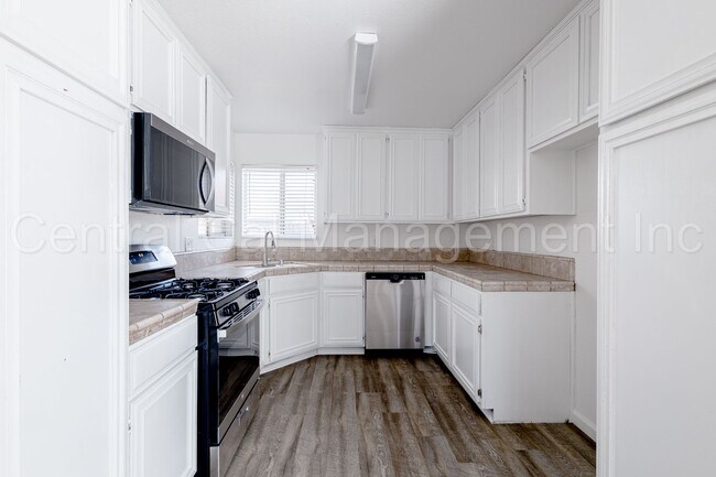 Building Photo - 3 Bedroom/2 Bath Home in the Southwest - $...