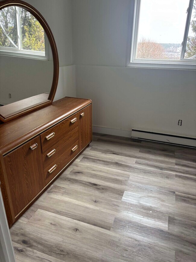 Photo du bâtiment - Bright and Airy 1-Bedroom in a Quiet, Convenient Neighborhood and Private Balcony