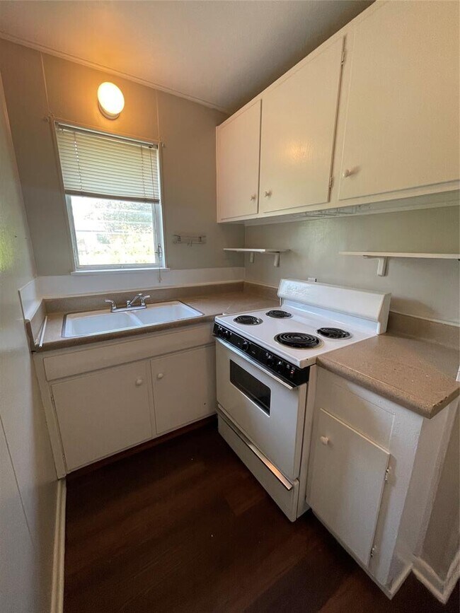 Foto del edificio - 3304 Red River St